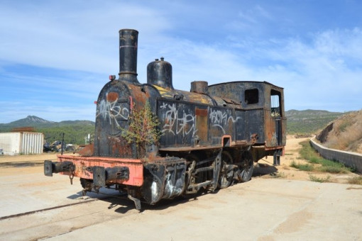 La locomotora de vapor SM13 de Valls, roda de nou i entra al taller del Museu del Ferrocarril per la seva futura rehabilitació.