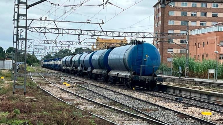 Un tren de mercaderies tarda 8 hores de Tarragona a Barcelona