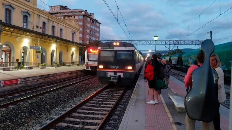 Uns joves es colen a la cabina d'un tren de Rodalies